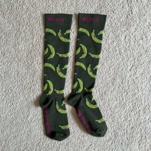 New NWOT Figs This Shift Is Bananas Compression Socks Size M Green - Picture 1 of 7